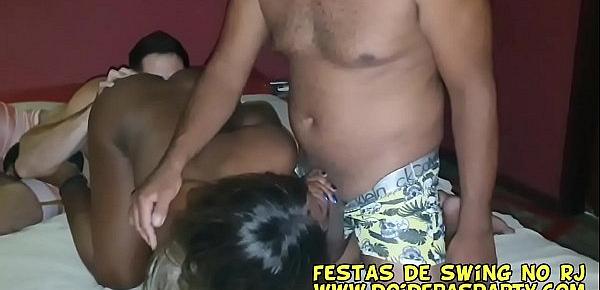  Mulata gostosa Natasha Medeiros fez gangbang no quarto do motel do Rio de Janeiro fez anal e ate DP - Leo Ogro